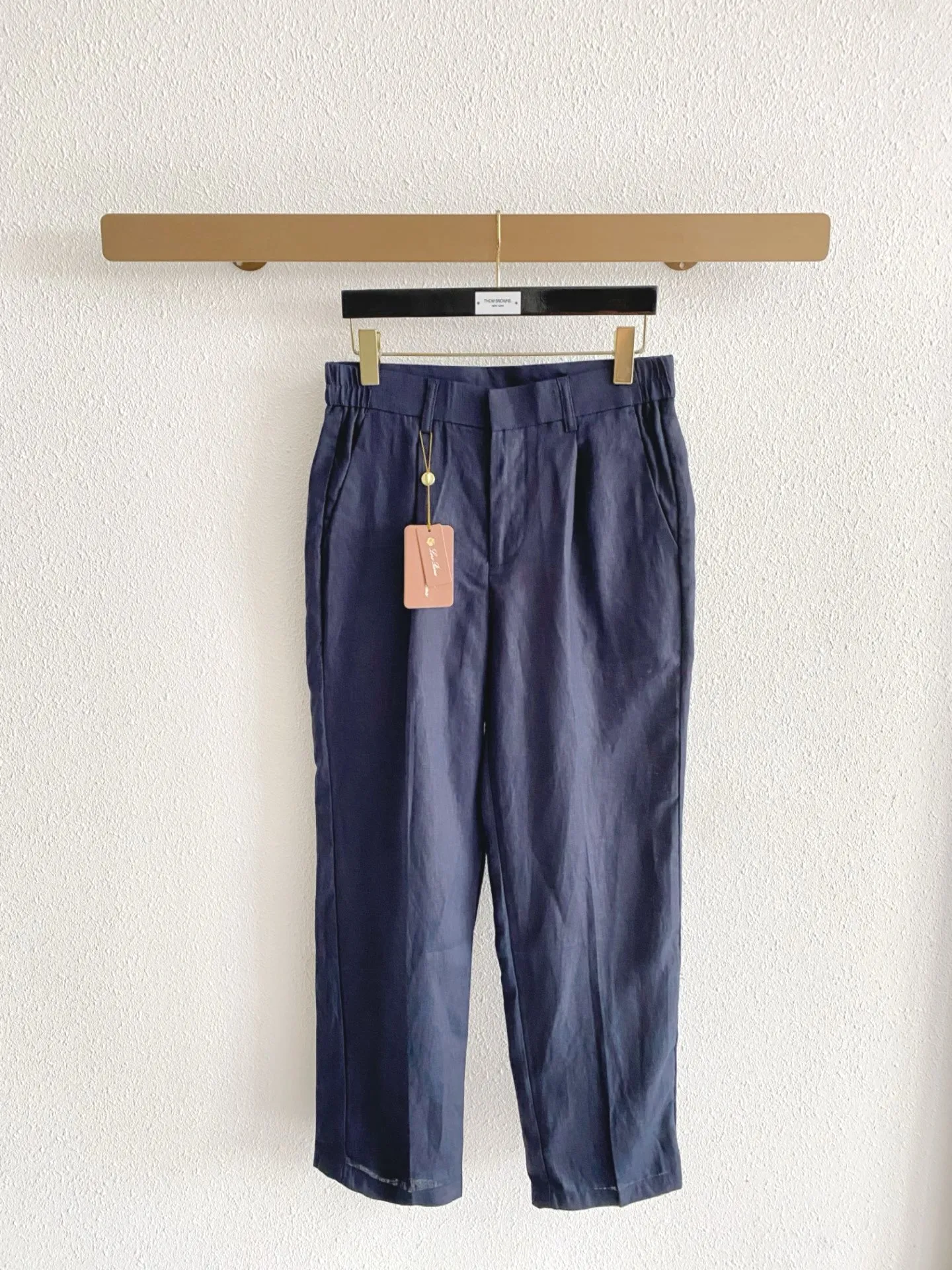 Loro Piana linen tapered trousers Fabric: Made of 100% Italian rain dew linen, treated with the brand's exclusive softening process to weaken the rough and skin-piercing feel of the original linen material; the surface retains the natural clear linen texture, matte low-saturated tone, Breathable and quick-drying, making it the core fabric for a complete set of spring and summer old-money styles. Pattern structure: tapered cut, wide at the top and slightly tapered at the bottom, with the trousers length exposing the ankles, neat and not dragging, modifying the leg shape, and highly tolerant to various leg types; single pleat design on the front, increasing abdominal margin, and no tight wrinkles when sitting for long periods of time; clever waistband, standard trousers placket + belt loops on the front, hidden elastic waist on both sides, taking into account formal formality and daily comfort, without picking on the waistline; It has diagonal pockets on both sides, minimalist wiring and no exposed logos, maintaining a low-key texture; the flat trouser legs do not need to be rolled, and have relaxed and casual lines. Color options: Dark Coffee Brown, Navy Blue, Cream White, and native hemp Beige, covering all commuting, leisure, and vacation scenarios. Style positioning: Italian relaxed and light business style, minimalist holiday style, new Chinese style daily wear, same style unisex version for men and women, focusing on high-end complete sets without logos. Sizes:M-4XL